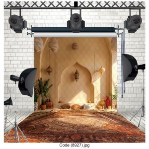 بکدراپ عکاسی با طراحی شرقی، شامل دکوراتیوهای سنتی و نورپردازی گرم که برای عکاسی در فضاهای دنج و سنتی مناسب است.