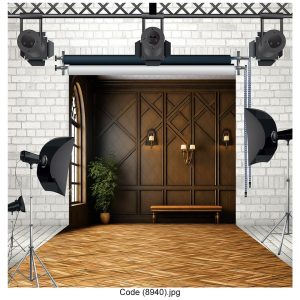 بکدراپ عکاسی با طراحی چوبی کلاسیک، مناسب برای عکاسی پرتره و فشن با فضایی گرم و مجلل که شامل دیوار چوبی و کفپوش چوبی است.