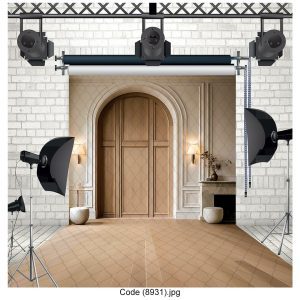 بکدراپ عکاسی با طراحی چوبی کلاسیک و مجلل، شامل درب‌های بزرگ و روشنایی ملایم که برای عکاسی در فضاهای لوکس و کلاسیک ایده‌آل است.