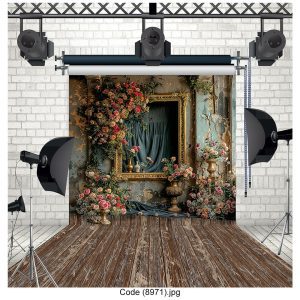 بکدراپ عکاسی با طراحی لوکس و گل‌های فراوان در اطراف قاب گلداری قدیمی، مناسب برای عکاسی پرتره، عروسی و فشن با فضایی کلاسیک و رومانتیک.