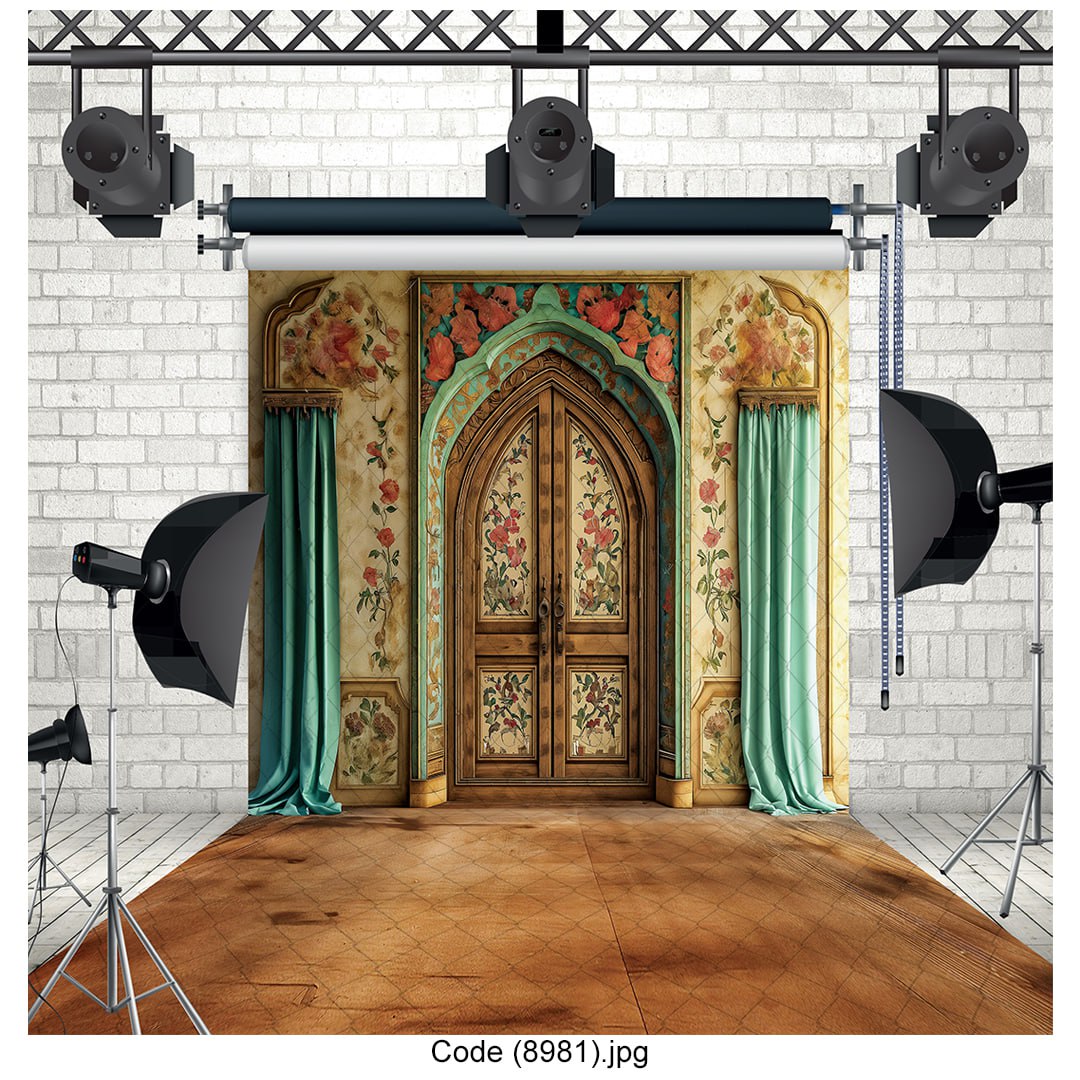 تصویری از یک درب چوبی با طراحی کلاسیک و گلهای طبیعی که به عنوان پسزمینه برای عکاسی حرفهای یا تزئینات دکوراتیو استفاده میشود.