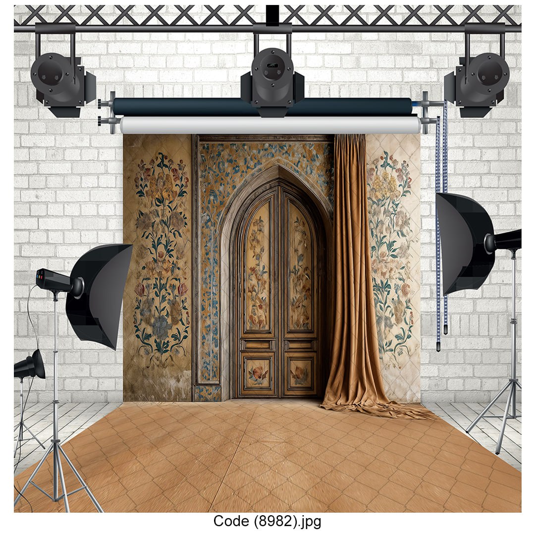 این تصویر نشاندهنده یک پسزمینه طراحی شده با جزئیات کلاسیک و رنگهای گرم است که فضای دنج و آرامشبخشی را ایجاد میکند.