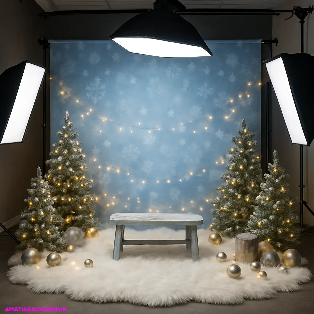 دکور زمستانی آتلیه با بکدراپ برفی و دکور کریسمسی که حس سرما و زیبایی فصل زمستان را به تصویر میکشد.