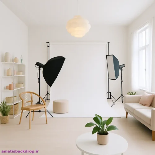 دکور آتلیه عکاسی مدرن با پس‌زمینه ساده و نورپردازی مناسب.